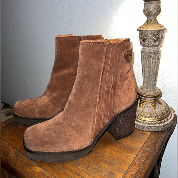 Zodiac Heeled Boot - Picture 2 of 3